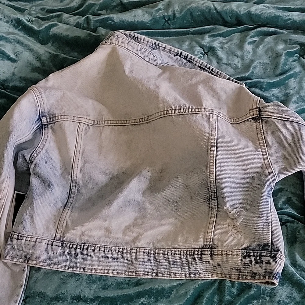 Cropped Jean Jacket - Picture 3 of 3